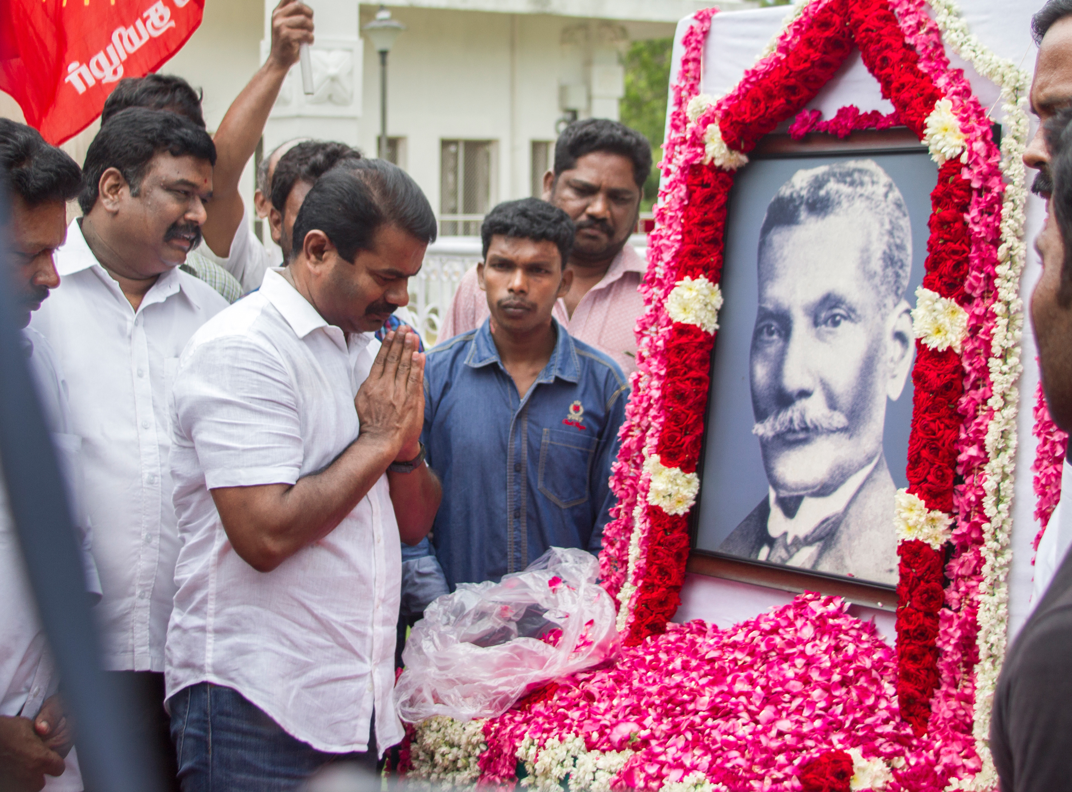 seeman-respects-irattaimalai-srinivasan