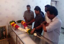 மறைந்த ‘கலைமாமணி’ மணவை முஸ்தபாவின் உடலுக்கு இறுதி மரியாதை செய்தார் சீமான்