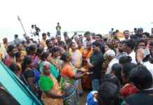திருவொற்றியூரில் வீடுகள் இடிப்பு: பாதிக்கப்பட்ட மக்களை நேரில் சந்தித்து சீமான் ஆறுதல்