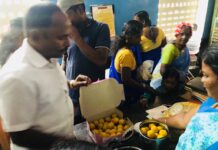 தலைவர் பிறந்த நாள் விழா :அரசு பள்ளி குழந்தைகளுக்கு இனிப்பு