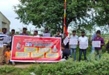 நீட் தேர்வு ரத்து செய்யக்கோரி பதாகை ஏந்தி ஆர்ப்பாட்டம்