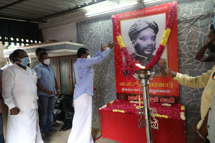 தாய்மண்ணின் விடுதலைக்காகச் செக்கிழுத்த செம்மல்!
ஆங்கில ஏகாதிபத்தியத்திற்கு எதிராகக் கப்பலோட்டிய தமிழறிஞர்!
நமது பாட்டன் வ.உ.சிதம்பரனார் அவர்களின் 84 ஆம் ஆண்டு நினைவுநாள் - மலர்வணக்க நிகழ்வு
நாம் தமிழர் கட்சி - தலைமையகம்
சென்னை | 18-11-2020 https://youtu.be/H5JXMkDV9sE