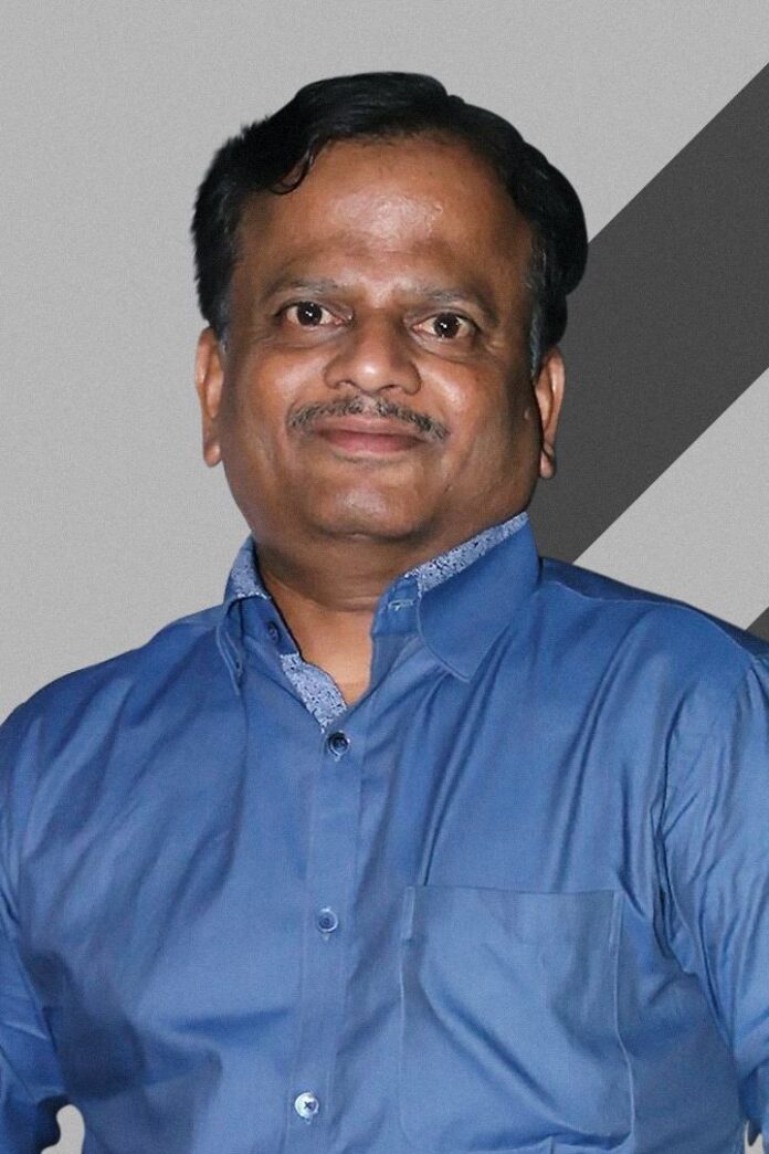 தமிழ்த்திரையுலகின் தவிர்க்க இயலா இயக்குநராகவும், தனித்துவம் மிக்க ஒளிப்பதிவாளராகவும் விளங்கிய அன்புச்சகோதரர் கே.வி.ஆனந்த் அவர்களின் மறைவுச்செய்தி கேட்டு பேரதிர்ச்சி அடைந்தேன்.
அவரை இழந்துவாடும் குடும்பத்தினருக்கும் உறவுகளுக்கும் ஆறுதலை தெரிவித்து, துயரத்தில் பங்கெடுக்கிறேன்.