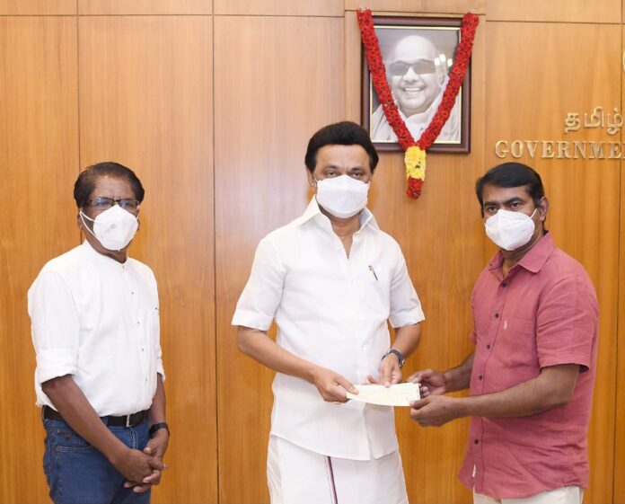 இன்று 04-06-2021, தலைமைச்செயலகத்தில் தமிழக முதல்வர் மு.க.ஸ்டாலின் அவர்களை நேரில் சந்தித்து, கொரோனா துயர்துடைப்பு பணிகளுக்காக, நாம் தமிழர் கட்சி சார்பாக, 5 இலட்சம் ரூபாயை முதலமைச்சரின் பொது நிவாரண நிதிக்கு வழங்கினேன்.
(1/3)
#Donate2TNCMPRF @CMOTamilnadu @mkstalin