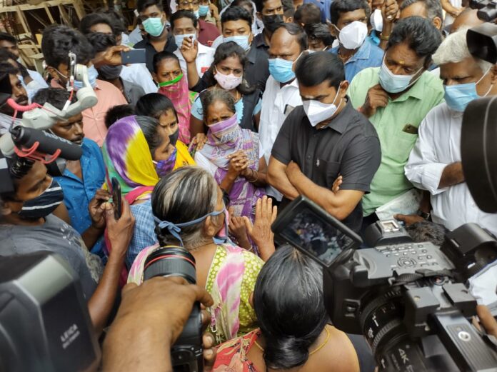 அரும்பாக்கம்: ஆளும் திமுக அரசின் அதிகாரப்போக்கினால், #SmartCity என்ற பெயரில் தொன்றுதொட்டு வாழ்ந்துவந்த வசிப்பிடத்திலிருந்து ஆதித்தமிழ்குடியினரை அப்புறப்படுத்துவதா? அதுவும் மக்களால் தேர்ந்தெடுக்கப்பட்ட அரசே இக்கொடுஞ்செயலில் ஈடுபடுவதா? மண்ணின் மைந்தர்களை ஆக்கிரமிப்பாளர்கள் என்பதா?
