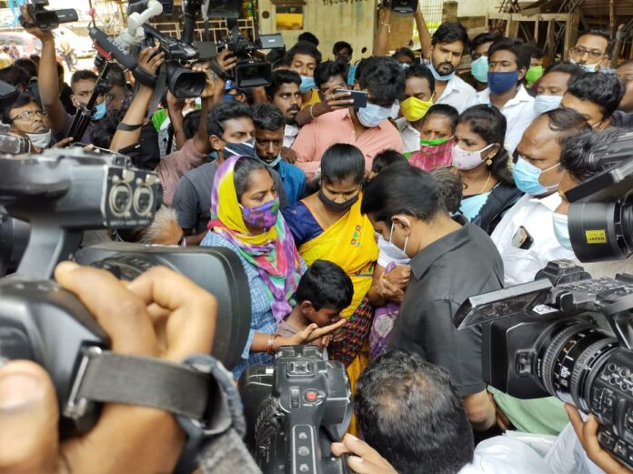 அப்புறப்படுத்தப்பட்ட ஆதித்தமிழ்குடியினரை சந்தித்து, ஆறுதல் கூறினேன். அவர்களின் உரிமைகள் நிலைநாட்டப்பட துணைநிற்பேன் என்ற உறுதியையும் அளித்தேன்.
பாதிக்கப்பட்ட மக்களுக்கு அவர்கள் வசிப்பிடங்களிலேயே நிரந்தர குடியிருப்புகளை ஏற்படுத்தி தருமாறு @CMOTamilnadu வலியுறுத்துகிறேன்.