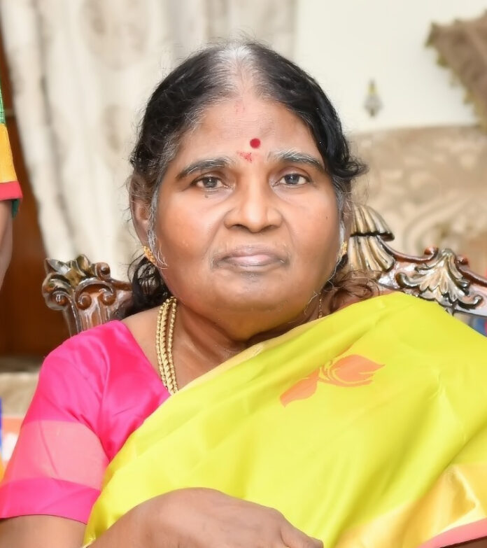 காங்கிரசு கட்சியின் மூத்த தலைவர் ஐயா குமரி ஆனந்தன் அவர்களின் மனைவியும், தெலுங்கானா ஆளுநர் @DrTamilisaiGuv அவர்களது தாயாருமான அம்மையார் கிருஷ்ணகுமாரி அவர்கள் மறைவுற்ற செய்தியறிந்து பெருந்துயருற்றேன். பிரிவால் வாடும் குடும்பத்தினருக்கு ஆறுதலை தெரிவித்து, துயரத்தில் பங்கெடுக்கிறேன்