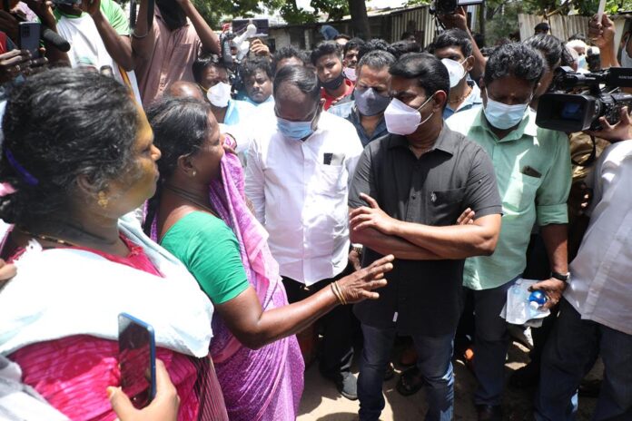 seeman-visits-chennai-arumbakkam-evicted-resident-people-56