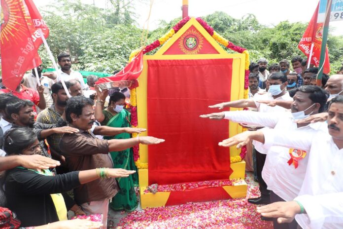 இன்று அம்பத்தூர் தொகுதி - மேனாம்பேட்டில் வனக்காவலன் ஐயா வீரப்பனார் நினைவுக்கொடிக்கம்பம், பட்டறைவாக்கத்தில் சமூகநீதிப்போராளி தாத்தா இரட்டைமலை சீனிவாசனார் நினைவுக்கொடிகம்பம் மற்றும் கொரட்டூரில் தமிழ்த்தேசியப்போராளி கடல்தீபன் நினைவுக்கொடிகம்பம் ஆகியவற்றில் புலிக்கொடியேற்றியபோது..