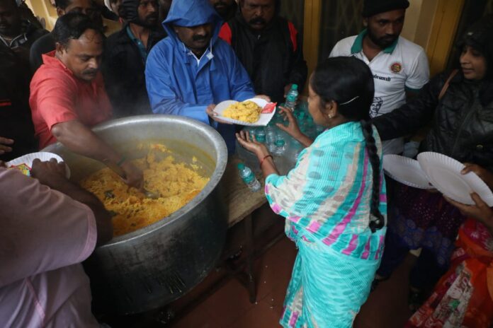 #வில்லிவாக்கம் சத்யா நகர், வள்ளியம்மை நகர் பகுதிகளில், கனமழையால் பாதிக்கப்பட்டுள்ள மக்களை நேரில் சந்தித்து, நாம் தமிழர் கட்சி சார்பாக உணவு மற்றும் அத்தியாவசியப் பொருட்களைத் துயர்துடைப்பு உதவியாக வழங்கி ஆறுதல் கூறினேன்.
இப்பெருந்துயரத்திலிருந்து எம் மக்கள் மீண்டெழத் துணைநிற்போம்!