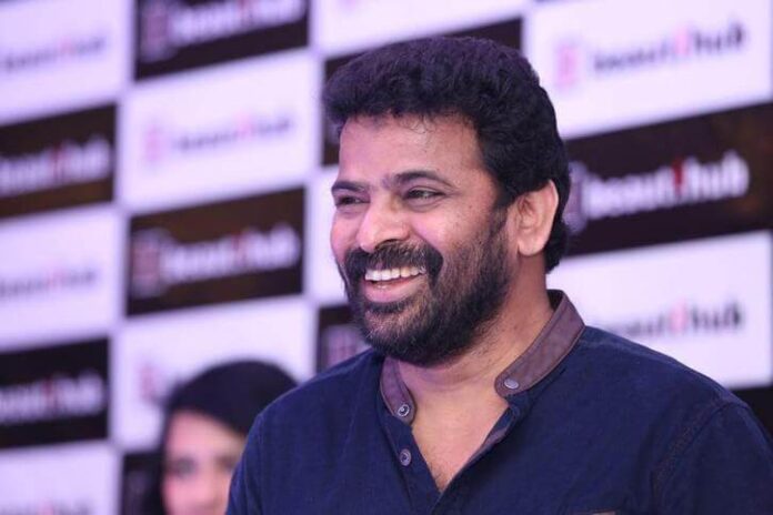 ஆழ்ந்த சமூகப் பார்வையும், தனித்துவமான கலைக் கண்களும் நிறைந்த அசாத்திய திறமையாளன். இயக்கம், நடிப்பு என பன்முகத் திறன் மிகுந்து முத்திரை பதிக்கும் திரைக்கலைஞன். திரையில் மட்டுமல்ல, தரையிலும் மண்ணையும், மக்களையும் நேசித்து நிற்கும் உயரிய சிந்தனையாளன்.
(1/2)