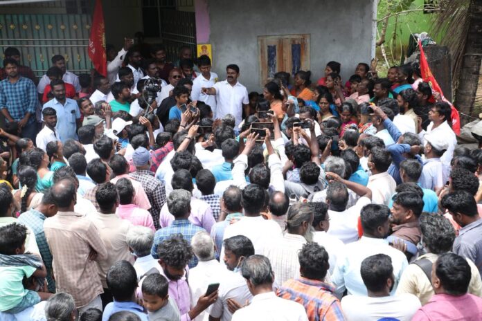 செங்கல்பட்டு, மறைமலைநகர் நகராட்சிக்குட்பட்ட ராஜீவ் காந்தி நகர், வில்லியர் காலனி, கலைஞர் கருணாநிதி நகர், இரயில்நகர் உள்ளிட்ட பகுதிகளில் வாழ்ந்து வரும் 450க்கும் மேற்பட்ட ஏழை பூர்வகுடிகளின் வீடுகளை அகற்றும் திமுக அரசின் கொடுங்கோன்மையைக் கண்டித்து பாதிக்கப்பட்ட மக்களுடன் களத்தில்...
