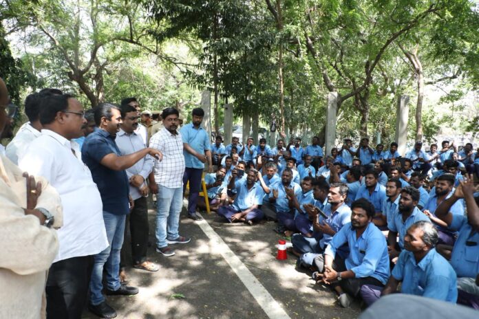 பல ஆண்டுகளாக தற்காலிகப் பணியாளர்களாக பணியாற்றிவரும் சென்னை பெருநகர குடிநீர் வழங்கல் மற்றும் கழிவுநீரகற்று வாரியத்தை (CMWSSB) சேர்ந்த துப்புரவு தொழிலாளர்கள் தங்களை நிரந்தரப் பணியாளர்களாக மாற்றக்கோரி இன்று 21-05-2022 சென்னை எம்.ஆர்.சி. நகரில் முன்னெடுத்துவரும் அறவழிப்போராட்டத்தில் https://twitter.com/SeemanOfficial/status/1527884294961541121