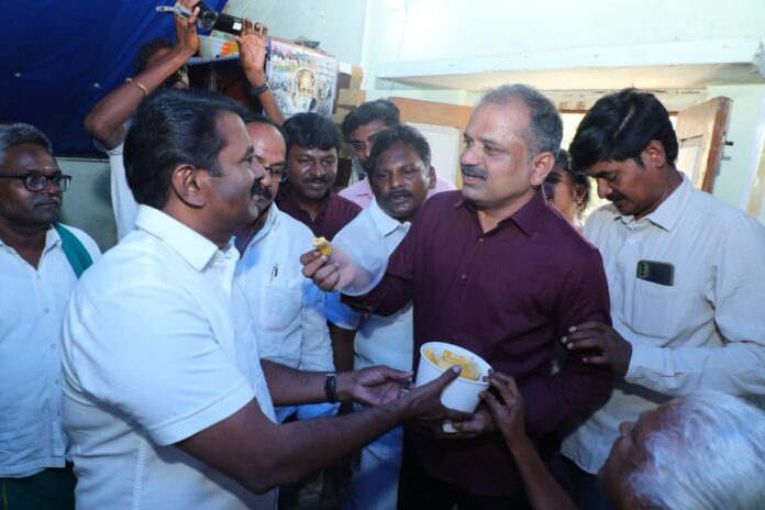 அம்மா அற்புதம்மாள் மற்றும் அப்பா குயில்தாசன் ஆகியோரது பிறந்தநாள் விழாவையொட்டி இன்று திருப்பத்தூர் மாவட்டம், சோலையார் பேட்டையில் உள்ள அவர்களது இல்லத்திற்கு சென்று, இருவருக்கும் பேரன்பு வாழ்த்துகளைத் தெரிவித்து, தம்பி பேரறிவாளனுடன் மகிழ்ச்சியைப் பகிர்ந்து கொண்ட போது,