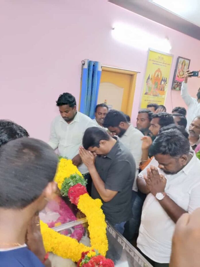 நாம் தமிழர் கட்சி மாநில ஒருங்கிணைப்பாளர் அன்புத்தம்பி நெய்வேலி ஆ.சிவக்குமார் அவர்களின் தந்தை ஐயா ஆறுமுகம் அவர்கள் மறைவெய்திய செய்தியறிந்து மிகுந்த துயருற்றேன். நெய்வேலியில் உள்ள இல்லத்திற்கு சென்று கட்சி சார்பாக இறுதி மரியாதை செலுத்தி, குடும்பத்தினருக்கு ஆறுதல் தெரிவித்தேன்.