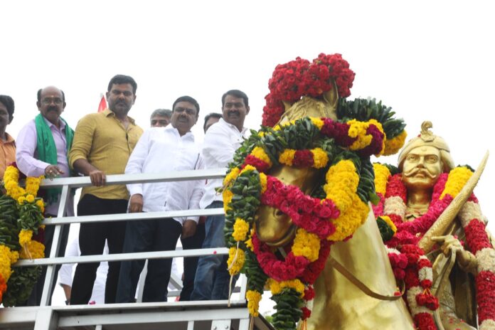 வீரமிகு நமது பாட்டனார் தீரன் சின்னமலை அவர்களினுடைய 217ஆம் ஆண்டு நினைவுநாளையொட்டி 03-08-2022 அன்று சென்னை-கிண்டியில் அமைந்துள்ள வீரப்பெரும்பாட்டன் தீரன் சின்னமலை அவர்களின் திருவுருவச்சிலைக்கு, நாம் தமிழர் கட்சி சார்பாக மாலை அணிவித்து மலர்வணக்கம் செலுத்தியபோது.