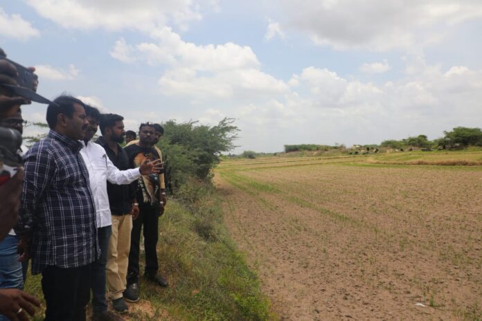 வேளாண் விளைநிலங்களையும், நீர்நிலைகளையும், குடியிருப்புகளையும் அழித்து, காஞ்சிபுரம் மாவட்டம், பரந்தூரில் 4500 ஏக்கர் பரப்பளவில் புதிய வானூர்தி நிலையம் அமைப்பதற்கு எதிராகப் போராடிவரும் 13 கிராமங்களைச் சேர்ந்த மக்களுடன் நாம் தமிழர் கட்சி சார்பாக களத்தில்! https://youtu.be/vPG91ZHgB8Y