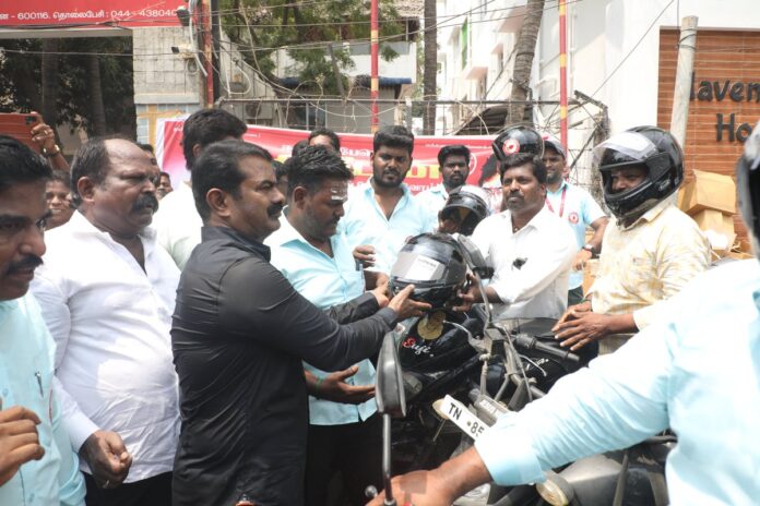 தலை கவசம்! நம் உயிர் கவசம்!
ஈகைப் பேரொளி திலீபன் 35ஆம் ஆண்டு நினைவுநாளையொட்டி, சாலை விபத்துகளில் உயிரிழப்புகளைத் தவிர்க்க, தலை கவசம் அணிவதன் அவசியம் குறித்து விழிப்புணர்வு ஏற்படுத்தும் விதமாக நாம் தமிழர் குருதிக்கொடைப் பாசறை சார்பாக தலை கவசம் வழங்கும் நிகழ்வைத் தொடங்கிவைத்தபோது,