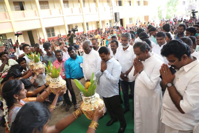 சிவகங்கை மாவட்டம், தேவகோட்டை ஆனந்தா கல்லூரியின் நுண்கலைத்துறை மாணவர்கள் நடத்திய 'ஆனந்த சாரல் - 2023' எனும் கல்லூரி துறைகளுக்கு இடையேயான நுண்கலைத்திறன் போட்டிகளின் நிறைவு விழாவில் இன்று 12-01-2023
சிறப்பு விருந்தினராகப் பங்கேற்று, சிறப்புரையாற்றியபோது,
https://youtu.be/zeZWsukP9HE