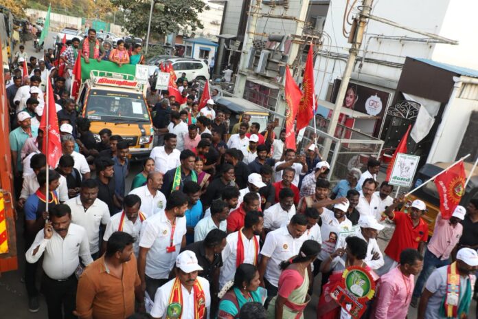 #ஈரோடுகிழக்கு_வெற்றியேஇலக்கு
ஈரோடு கிழக்கு சட்டமன்றத் தொகுதிக்கான இடைத்தேர்தலில், நாம் தமிழர் கட்சி சார்பாக #விவசாயி சின்னத்தில் போட்டியிடுகின்ற வேட்பாளர் தங்கை மேனகா நவநீதன் அவர்களை ஆதரித்து, இன்று 13-02-2022 சூரம்பட்டி 4 சாலை தொடங்கி திருநகர் காலனி வரை பரப்புரை மேற்கொண்டபோது