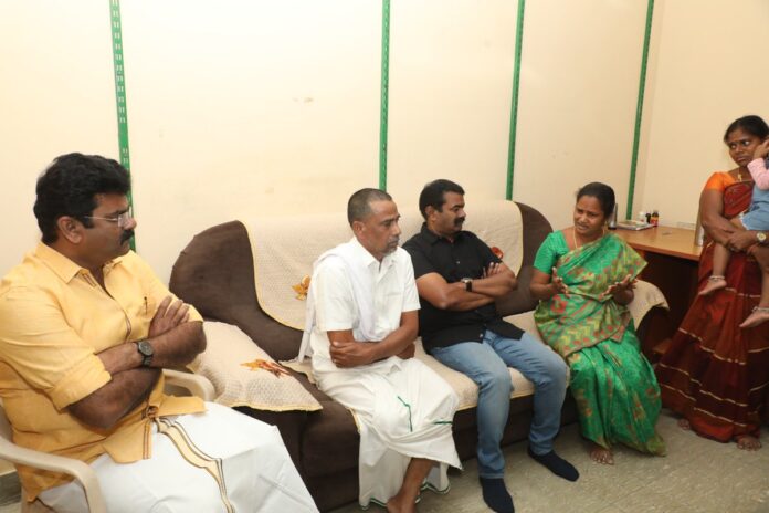 குடும்பத்தகராறில் படுகொலை செய்யப்பட்ட ஈரோடு கிழக்கு தொகுதியின் பொருளாளர் அன்புத்தம்பி லோ.கார்த்திகேயன் மற்றும் அவருடைய அண்ணன் கௌதம் ஆகிய இருவரையும் இழந்து தவிக்கும் பெற்றோர்களை அவர்களது இல்லத்தில் சந்தித்து, அவர்களுக்கு நாம் தமிழர் கட்சி உறுதுணையாக இருக்குமென ஆறுதல் தெரிவித்தபோது