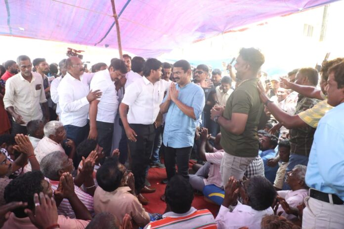 திமுக அரசின் கொடுங்கோன்மைக்கு எதிராக தொடர் போராட்டத்தில் ஈடுபட்டுவரும் மீனவச் சொந்தங்களின் வாழ்வாதார உரிமைப் போராட்டத்திற்கு முழுமையாக ஆதரவளித்து, துணை நிற்கும் விதமாக, இன்று 18-04-2023 நேரில் சென்று, பாதிக்கப்பட்ட மீனவ மக்களைச் சந்தித்து, கோரிக்கைகளைக் கேட்டறிந்தபோது, (2/2)