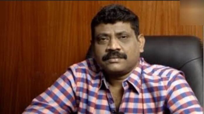நாடறிந்த தமிழ்த் திரைப்படத் தயாரிப்பாளர், அருமை உடன்பிறப்பு #NicArts சக்கரவர்த்தி அவர்கள் மறைவுற்ற செய்தியறிந்து மிகுந்த மன வேதனையடைந்தேன்.
திரைத்துறையில் இருவரும் இணைந்து பணியாற்றிய தொடக்க காலம் முதல் இன்றுவரையிலும் தொடர்ந்த நட்பும், அன்பும் என்றென்றைக்கும் நினைவில் நிற்கும்.
அவரை இழந்து வாடும் அவரது குடும்பத்தினருக்கும், நண்பர்களுக்கும், திரைத்துறை உறவுகளுக்கும் எனது ஆறுதலைத் தெரிவித்து, துயரத்தில் பங்கெடுக்கிறேன்.
அருமை உடன்பிறப்பு சக்கரவர்த்தி அவர்களுக்கு எனது கண்ணீர் வணக்கம்!