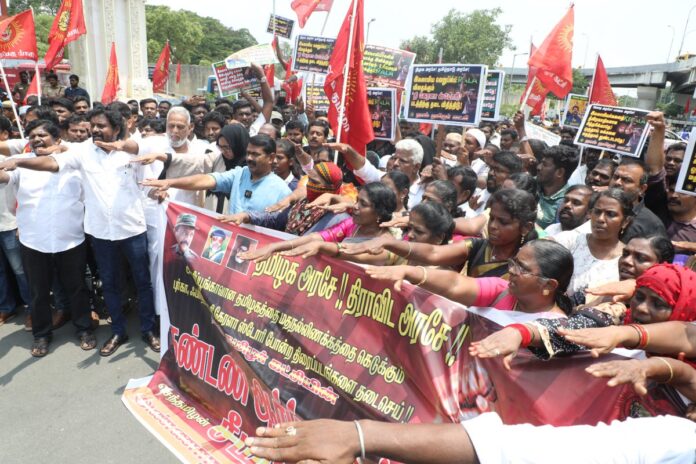 இசுலாமிய மக்களை இழிவுப்படுத்தி, இசுலாமியர் என்றாலே பயங்கரவாதிகள் போல சித்தரிக்கும் விதமாக உருவாக்கப்பட்டுள்ள #TheKeralaStory திரைப்படத்தை தமிழ்நாட்டில் திரையிடவேண்டாம் என்ற மக்களின் கடும் எதிர்ப்பையும் மீறி, திமுக அரசு திரையிட அனுமதி வழங்கியுள்ளதைக் கண்டித்து சென்னையில் திரையிட்டுள்ள அமைந்தகரை ஸ்கைவாக் வணிகவளாகத்தின் பி.வி.ஆர் திரையரங்கம் முன்பு இன்று (06-05-2023) நாம் தமிழர் கட்சி சார்பாக நடைபெற்ற முற்றுகைப் போராட்டத்தின் போது,
https://t.co/BXbCHJMtl1