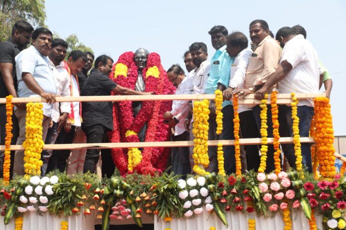 ‘நாம் தமிழர்’ நிறுவனத் தலைவர், ‘தமிழர் தந்தை’ ஐயா சி.பா.ஆதித்தனார் அவர்களினுடைய 42ஆம் ஆண்டு நினைவுநாளையொட்டி, இன்று 24-05-2023 சென்னை-எழும்பூர் சாலையில் அமைந்துள்ள ஐயா சி.பா.ஆதித்தனாரின் திருவுருவச் சிலைக்கு, நாம் தமிழர் கட்சி சார்பாக மாலை அணிவித்து மலர்வணக்கம் செலுத்தியபோது,
https://t.co/uqf4p73db6