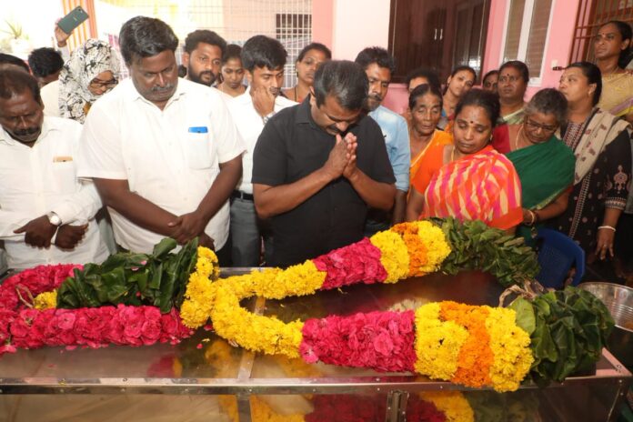 உடல்நலக்குறைவால் மறைவெய்திய நாம் தமிழர் கட்சி - இராதாகிருட்டிணன் நகர் தொகுதியின் முன்னாள் தலைவரும், ஆகச்சிறந்த களப்போராளியுமான ஐயா சிதம்பரம் அவர்களுக்கு மலர் வணக்கம் செலுத்தி, ஐயாவை இழந்து வாடும் அவரது குடும்பத்தினருக்கும், உறவுகளுக்கும், நாம் தமிழர் சொந்தங்களுக்கும் ஆறுதலைத் தெரிவித்து, துயரத்தில் பங்கெடுத்தபோது,