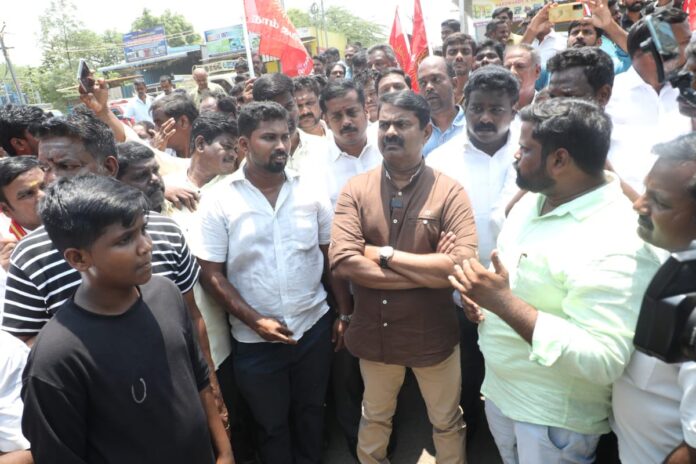 குன்றத்தூர் நகராட்சிக்கு உட்பட்ட கரைமா நகரில் தனியார் நிறுவனத்திற்காக திமுக அரசு பூர்வக்குடிகளின் வீடுகளை இடிப்பதனால் வாழ்விடங்களையும், வாழ்வாதாரத்தையும் இழந்து பெரும் பாதிப்புக்கு உள்ளாகி நிற்கதியாக நிற்கும் எம் மக்களை இன்று (25-05-2023) நேரில் சந்தித்து, ஆறுதல் கூறி, அவர்களது வாழ்விடத்தையும் வாழ்வாதாரத்தையும் மீட்க, நாம் தமிழர் கட்சியினர் இறுதிவரை துணை நிற்போம் என்று உறுதியளித்தேன்.
https://t.co/iUhb0XPYoN