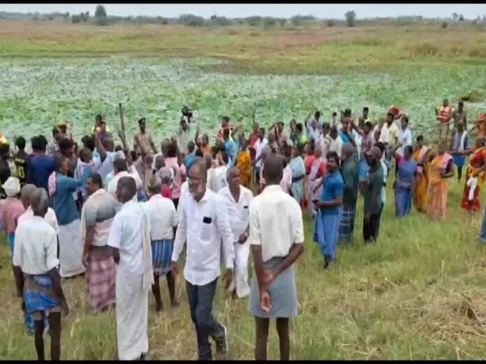 புதிய வானூர்தி நிலையத்திற்கு எதிராக காஞ்சிபுரம் மாவட்டம் ஏகனாபுரம் மற்றும் பரந்தூர் உள்ளிட்ட 13 கிராம மக்கள் 300-வது நாளாகத் தொடர் போராட்டம் மேற்கொண்டுள்ளனர். தற்சார்பு வாழ்வியலை வேண்டும் உழைக்கும் மக்களை, வளர்ச்சி எனும் பெயரில் ஒடுக்கி, பன்னாட்டுப் பெரு முதலாளிகளின் இருப்பிற்காக மட்டுமே பணிபுரியும் ஆளும் அரசுகள், மக்களின் வலிமிகுந்த சொற்களை ஒரு பொழுதும் மதிப்பதில்லை.
இது ஏகனாபுரத்தின் சிக்கல் மட்டுமல்ல. இத்திட்டம் நிறைவேறினால் குடிநீர் தட்டுப்பாடும், வெள்ளநீர் அபாயமும், சுற்றியுள்ள நான்கு மாவட்டங்களையும் பாதிக்கும். பெரும் சூழலியல் அழிவும் நிகழும். ஆகையால், பரந்தூர் விமான நிலையத் திட்டத்தினை ஆளும் திமுக, பாஜக அரசுகள் முழுவதுமாகக் கைவிடும் வரை நாம் தமிழர் கட்சி மக்கள் போராட்டத்திற்கு தொடர்ந்து வலு சேர்க்கும்.
இதன் துவக்கமாக சூன் 10, 2023 மாபெரும் ஆர்ப்பாட்ட வடிவில் காந்தி சாலை, காஞ்சியில் களம் காண்கிறோம். சூழலியல் அக்கறை மற்றும் மக்கள் நலம் கருத்தில் கொண்ட உறவுகள் அனைவரையும் எங்களுடன் கைகோர்க்கப் பேரழைப்பு விடுக்கிறேன்.
@mkstalin @CMOTamilnadu @KanchiCollector @SMeyyanathan
@TThenarasu @katpadidmk @regupathymla