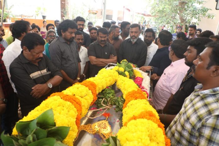 தமிழ்நாட்டின் ஒப்பற்ற கடல்சார் தொல்லியல் பேரறிஞர், உலகத் தமிழர்களால் ஒரிசா பாலு என்று அன்போடு அழைக்கப்படும் பேரன்பிற்குரிய ஐயா உறையூர் சிவஞானம் பாலசுப்பிரமணி அவர்கள் மறைவெய்தியதையடுத்து, சென்னை கிருகம்பாக்கம் இல்லத்தில் வைக்கப்பட்டுள்ள அவரது திருவுடலுக்கு, இன்று 07.10.2023 நாம் தமிழர் உறவுகளுடன் நேரில் சென்று மாலை அணிவித்து, இறுதி வணக்கம் செலுத்தியபோது,
https://t.co/SoKa6IenGq