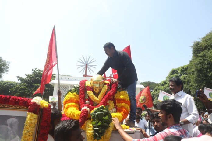 எழுத்தறிவித்த இறைவன்! பெருந்தலைவர் நமது தாத்தா காமராசர் அவர்களின் 48ஆம் ஆண்டு நினைவுநாளையொட்டி, நாம் தமிழர் கட்சி சார்பாக இன்று 02-10-2023 காலை சென்னை, கிண்டியில் அமைந்துள்ள பெருந்தலைவர் காமராசர் நினைவிடத் திருவுருவச்சிலைக்கு மாலை அணிவித்து மலர்வணக்கம் செலுத்தியபோது,