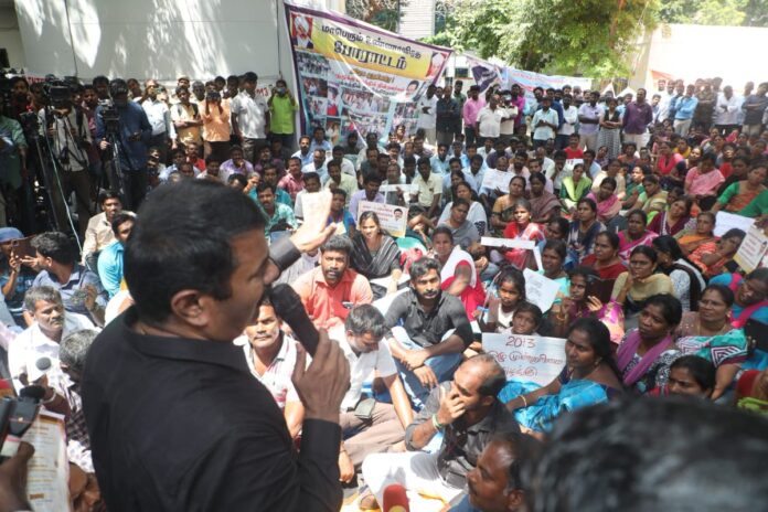 ஆசிரியர் தகுதித்தேர்வில் தேர்ச்சிப் பெற்றும் பத்து ஆண்டுகளுக்கும் மேலாக ஆசிரியர் பணிக்காகக் காத்திருக்கும் தங்களை மறுநியமனப் போட்டித் தேர்வு இல்லாமல் உடனடியாகப் பணியமர்த்த வேண்டும் என ஆசிரியர் தகுதித் தேர்வில் தேர்ச்சி பெற்ற இடைநிலை மற்றும் பட்டதாரி ஆசிரியர் நலச்சங்கம் உள்ளிட்ட #TNTET 2013 ஆண்டுதேர்ச்சி பெற்றவர்களின் சங்கங்கள் இணைந்து சென்னை நுங்கம்பாக்கம், பள்ளி கல்வித்துறை இயக்குநர் வளாகத்தில் முன்னெடுத்துவரும் மாபெரும் தொடர் உண்ணாவிரதப் போராட்டத்தில், இன்று 02-10-2023 நேரில் பங்கேற்று, அவர்களது கோரிக்கைகளை வென்றெடுக்க நாம் தமிழர் கட்சி இறுதிவரை துணைநிற்கும் என்று உறுதியளித்தபோது, https://t.co/CYrvvscyAU