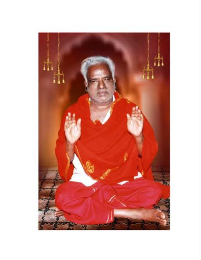 மேல்மருவத்தூர் ஆதிபராசக்தி பீடத்தின் நிறுவனர் அருளாளர் ஐயா பங்காரு அடிகளார் அவர்கள் மறைவெய்திய செய்தியறிந்து பெரும் அதிர்ச்சியும், மிகுந்த மன வேதனையும் அடைந்தேன்.
கருவறைக்குள் பெண்கள் நுழையக்கூடாது, வழிபாடு நடத்தக்கூடாது என்ற மூட நம்பிக்கைகளை தகர்த்து பெருமளவில் பெண்கள் வழிபாட நடத்த வழிவகுத்த சமய புரட்சியாளர்.
சிறு சிறு வழிபடு நம்பிக்கைகள் மூலம் ஏழை மக்களுக்கு எட்டாக் கனியாக இருந்த இறை வழிபாட்டை எளிமைப்படுத்தி ஈந்த மெய்யியல் பேரறிஞர்.
அறக்கட்டளை பல நிறுவி பசிப்பிணியும், உடற்பிணியும் போக்கி ஆதறவற்ற மக்களுக்கு ஆற்றும் தொண்டே ஆண்டவனுக்கு ஆற்றும் அருட்தொண்டு
என்பதை உணர்த்தி அடியவர்களையும் பின்பற்றச் செய்த பெருந்தொகை.
ஐயா அவர்களின் இழப்பென்பது மெய்யியல் துறைக்கு ஏற்பட்ட ஈடுசெய்யவியலாத பேரிழப்பாகும்.
அருட்திரு பங்காரு அடிகளார் அவர்களின் மறைவால் துயருற்றுள்ள பல லட்சக்கணக்கான அடியவர்களுக்கும், குடும்பத்தினருக்கும் எனது ஆறுதலைத் தெரிவித்து இப்பெருந்துயரில் பங்கெடுக்கிறேன்.
அருட்திரு பங்காரு அடிகளார் அவர்களுக்கு எனது கண்ணீர் வணக்கம்!
- செந்தமிழன் சீமான்
தலைமை ஒருங்கிணைப்பாளர்
நாம் தமிழர் கட்சி