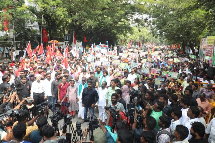 காவிரி நதிநீர் எங்கள் உரிமை!
காவிரியில் தண்ணீர் திறந்து விட மறுக்கும் கர்நாடக அரசைக் கண்டித்தும், காவிரி நதிநீர் உரிமையைப் பெற்றுத் தர மறுக்கும் இந்திய ஒன்றிய அரசைக் கண்டித்தும் நாம் தமிழர் கட்சி சார்பாக 08-10-2023 அன்று சென்னை - எழும்பூர் இராஜரத்தினம் விளையாட்டரங்கம் அருகில் பேரெழுச்சியாக நடைபெற்ற மாபெரும் ஆர்ப்பாட்டத்தில் ஆற்றிய கண்டன உரை
https://t.co/vlmqCOwFwP