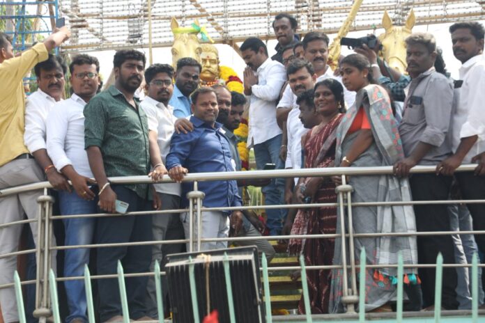 வீரமிகு நமது பாட்டன்கள் மாமன்னர்கள் மருது பாண்டியர்களின் 222ஆம் ஆண்டு நினைவு நாளையொட்டி இன்று 27.10.2023 மதுரை மாவட்டம், தெப்பக்குளம் அருகில் அமைந்துள்ள பாட்டன்கள் மருது பாண்டியர் சிலைக்கு
நாம் தமிழர் கட்சி சார்பாக மாலை அணிவித்து வீரவணக்கம் செலுத்தியபோது,
