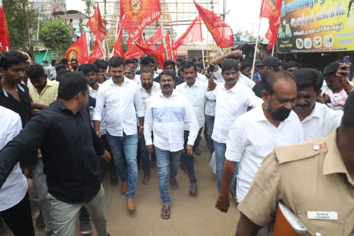 வீரமிகு நமது பாட்டன்கள் மாமன்னர்கள் மருது பாண்டியர்களின் 222ஆம் ஆண்டு நினைவு நாளையொட்டி இன்று 27.10.2023 சிவகங்கை மாவட்டம், காளையார் கோவிலில் அமைந்துள்ள பாட்டன்கள் மருது பாண்டியர் நினைவிடத்தில் நாம் தமிழர் கட்சி சார்பாக மலர்வணக்கம் மற்றும் வீரவணக்கம் செலுத்தியபோது,