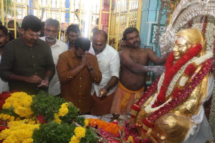 போற்றுதற்குரிய பெருந்தமிழர், தெய்வத்திருமகன் நமது ஐயா பசும்பொன் முத்துராமலிங்கத்தேவர் திருநாளையொட்டி, இன்று 30.10.2023 இராமநாதபுரம் மாவட்டம், முதுகுளத்தூர் சட்டமன்றத் தொகுதிக்குட்பட்ட
பசும்பொன் கிராமத்தில் அமைந்துள்ள ஐயாவின் நினைவிடத் திருவுருவச்சிலைக்கு,
நாம் தமிழர் கட்சி சார்பாக மாலை அணிவித்து மலர்வணக்கம் செலுத்திய போது,
https://t.co/gwQbQ0hn7p