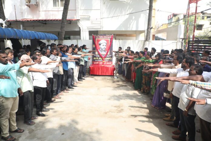 நாட்டின் விடுதலைக்காகச் செக்கிழுத்த செம்மல், கப்பலோட்டிய தமிழறிஞர், நமது பாட்டன் வ.உ.சிதம்பரனார் அவர்களின் 87ஆம் ஆண்டு நினைவு நாளையொட்டி, நாம் தமிழர் கட்சி சார்பாக இன்று 18-11-2023, காலை 10 மணியளவில், கட்சித் தலைமை அலுவலகத்தில் பாட்டனாரின் திருவுருவச்சிலைக்கு மலர்வணக்கம் செலுத்தியபோது,
https://t.co/hGiF0er72i