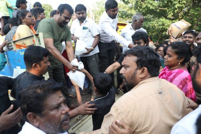 சென்னை பெருவெள்ளப் பேரழிவில் பெரிதும் பாதிக்கப்பட்ட பகுதிகளில் ஒன்றான பெரம்பூர் தொகுதிக்குட்பட்ட வியாசர்பாடி சத்தியமூர்த்தி நகர் மற்றும் சுற்றியுள்ள பகுதிகளைச் சேர்ந்த 1000க்கும் மேற்பட்ட குடும்பங்களுக்கு நாம் தமிழர் கட்சி சார்பாக தற்காலிக துயர் துடைப்பு உதவியாக அரிசி, பருப்பு, எண்ணெய், ரவை, சேமியா உள்ளிட்ட சமையல் பொருட்கள் மற்றும் மெழுகுவர்த்தி, தீப்பெட்டி, கொசுவர்த்தி, நாப்கின் உள்ளிட்ட அத்தியாவசிய பொருட்கள் அடங்கிய சிறு தொகுப்பை வழங்கினோம்.
https://t.co/8JG9lbnh7h