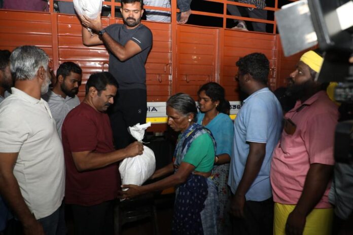 தூத்துக்குடி மாவட்டம்,
திருவைகுண்டம் தொகுதிக்குட்பட்ட பொன்னங்குறிச்சி மற்றும் அதனைச் சுற்றியுள்ள பகுதிகளில்
கனமழை பெருவெள்ளத்தால் பாதிக்கப்பட்ட மக்களுக்கு இன்று 21.12.2023 நாம் தமிழர் கட்சி சார்பாக தற்காலிக துயர் துடைப்பு உதவியாக அரிசி, பருப்பு, எண்ணெய், கோதுமை ரவை, சேமியா உள்ளிட்ட சமையல் பொருட்கள் மற்றும் மெழுகுவர்த்தி, கொசுவர்த்தி போன்ற அத்தியாவசியப் பொருட்கள் கொண்ட சிறு தொகுப்பை வழங்கினோம்.