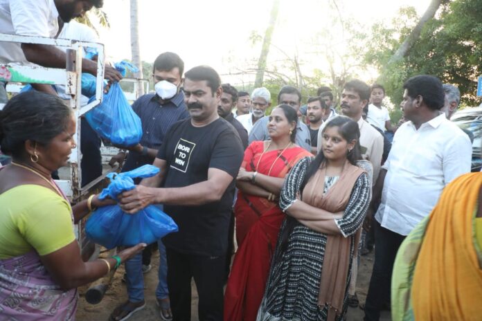 தூத்துக்குடி மாவட்டம் திருவைகுண்டம் தொகுதிக்குட்பட்ட
சாமியாத்து கிராமத்தில் மழை வெள்ளத்தால் பாதிக்கப்பட்ட மக்களுக்கு இன்று 27.12.2023 நாம் தமிழர் கட்சி சார்பாக தற்காலிக துயர் துடைப்பு உதவியாக அரிசி, பருப்பு, எண்ணெய், கோதுமை, ரவை, சேமியா, மசாலா உள்ளிட்ட சமையல் பொருட்கள் மற்றும் மெழுகுவர்த்தி, கொசுவர்த்தி, போர்வை, உடைகள் போன்ற அத்தியாவசியப் பொருட்கள் கொண்ட சிறு தொகுப்பை வழங்கினோம்.
https://t.co/QJBIAMDvBm