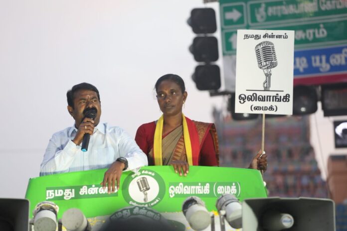 நாம் தமிழர் கட்சி சார்பாக #ஒலிவாங்கி (மைக்) சின்னத்தில் போட்டியிடும் மயிலாடுதுறை நாடாளுமன்றத் தொகுதி வெற்றி வேட்பாளர் காளியம்மாள் அவர்களை ஆதரித்து
14.04.2024 அன்று
கும்பகோணம் உச்சி பிள்ளையார் கோவில் அருகில் தேர்தல் பரப்புரை மேற்கொண்டபோது.!
#மக்களின்_சின்னம்_ஒலிவாங்கி
#Mike_ThePeoplesChoice