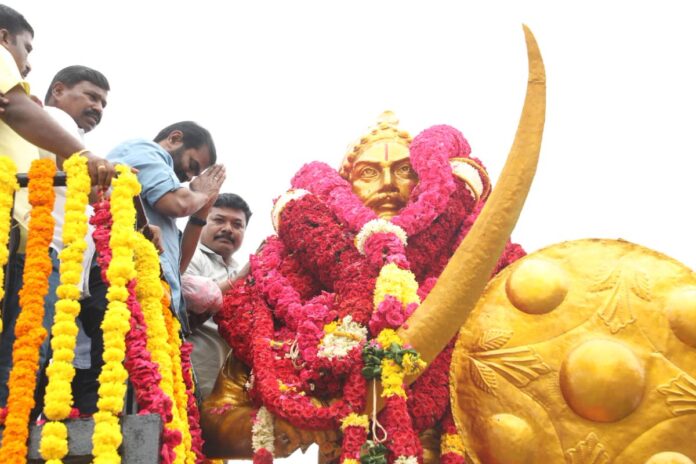 வீரமிகு நமது பாட்டனார் அழகுமுத்துக்கோன் அவர்களினுடைய 314ஆம் ஆண்டு பிறந்தநாளையொட்டி இன்று 11-07-2024 சென்னை எழும்பூர் சாலையில் அமைந்துள்ள வீரப்பெரும்பாட்டன் அழகுமுத்துக்கோன் திருவுருவச்சிலைக்கு, நாம் தமிழர் கட்சி சார்பாக மாலை அணிவித்து மலர்வணக்கம் செலுத்தியபோது,
செய்தியாளர் சந்திப்பு: https://t.co/XCyCOlMgcL