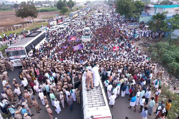 டங்ஸ்டன் கனிமச்சுரங்கம் அமைக்கிற நாசகாரத் திட்டத்தைக் கைவிடக்கோரி, மண்ணின் மக்கள் பல்லாயிரக்கணக்கில் ஒன்றுகூடி மதுரையில் பேரணியாய் அணிதிரண்டிருப்பது பெரும் நம்பிக்கையைத் தருகிறது.
மண்ணின் வளத்தைச் சுரண்டும் திட்டத்துக்கு எதிராக மக்கள் தன்னெழுச்சியாகக் கூடியிருப்பது போற்றத்தக்கது. மக்களின் மகத்தான இந்தப் போராட்டத்தை நாம் தமிழர் கட்சி முழுமையாக ஆதரிக்கிறது.
நம்மை மீறி எவராலும் இத்திட்டத்தை செயல்படுத்த முடியாது என்ற உறுதியை அளிக்கிறேன்.
தாய் நிலத்தைக் காக்க நடக்கும் மண்ணுரிமைப்போராட்டத்தில் பங்கேற்று இருக்கும் தாய்த்தமிழ் உறவுகள் அனைவருக்கும் புரட்சிகரமான வாழ்த்துகள்!
மக்களின் திரட்சியே மாற்றத்திற்கான புரட்சி!
மண்ணைக் காக்க நடக்கும்
போராட்டம் வெல்க!
மக்களின் பேரெழுச்சி ஓங்குக!