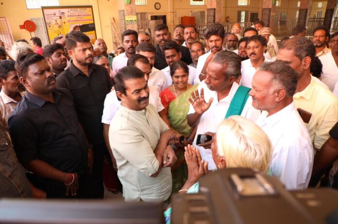 சனாதனத்திற்கு எதிராக சமரச சன்மார்க்கம் என்னும் தமிழர்களின் சமத்துவ மெய்யியலை மீட்டெடுத்த திருவருட்செல்வர் வள்ளலார் வாழ்ந்து வழிகாட்டிய வடலூர் பெருவெளியை ஆய்வு மையம் என்ற பெயரில் வலுக்கட்டாயமாக கையகப்படுத்த முனையும் திமுக அரசுக்கு எதிர்ப்புத் தெரிவித்தும், வள்ளலார் பன்னாட்டு ஆய்வு மையத்தை, வடலூரில் வேறு பகுதியில் அமைக்க வேண்டும் என்று வலியுறுத்தியும் தொடர்ச்சியாகப் போராடிவரும் வடலூர் பொதுமக்கள் மற்றும் வள்ளளார் பெருமகனாரின் அடியவர்களையும் இன்று 08-01-2024 பார்வதிபுரத்தில் நாம் தமிழர் கட்சி சார்பாக நேரில் சந்தித்து கோரிக்கைகளைக் கேட்டறிந்து, வள்ளலார் பெருவெளியைக் காக்க நாம் தமிழர் கட்சி இறுதிவரை துணைநிற்கும் என்று உறுதியளித்தேன்.
பின்னர் பெருவெளியைப் பார்வையிட்டு,
அருட்பெருஞ்சோதி தனிப்பெருங்கருணை வள்ளலாரை வழிபட்டபோது,
https://t.co/NTrN4KTWwS