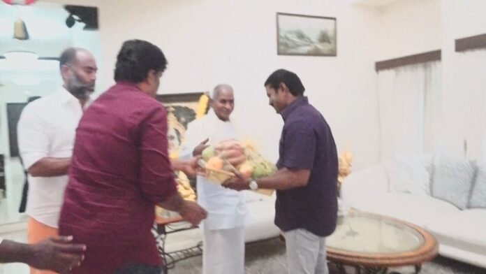 இலண்டன் மாநகரில் உள்ள அப்பல்லோ அரங்கில் வருகின்ற 08.03.2025 அன்று புதிய சிம்பொனி இசைக்கோர்வையை அரங்கேற்றம் செய்யவுள்ள இசை இறைவன் ஐயா இளையராஜா அவர்களை இன்று (05-03-2025) சென்னை தியாகராயர் நகரில் உள்ள அவரது இல்லத்திற்கு நேரில் சென்று சந்தித்து என்னுடைய நெஞ்சம் நிறைந்த நல்வாழ்த்துகளைத் தெரிவித்து மகிழ்ந்தேன்.
தமிழர்தம் உள்ளங்களிலும், இல்லங்களிலும் தன் இசையால் நீக்கமற நிறைந்திருக்கும் இசை இறைவன் ஐயா இளையராஜா அவர்கள், மேற்கத்திய இசை வடிவமான சிம்பொனியை வெறும் 34 நாட்களில் உருவாக்கி அரங்கேற்றுவதன் மூலம் தமிழர்களின் பெருமையை உலகெங்கும் பரவிடச் செய்யவிருப்பது ஒவ்வொரு தமிழருக்கும் பெருமிதம் அளிக்கும் இனிய திருநாளாகும்.
இவ்வரலாற்றுப் பெருநிகழ்வு சிறப்புற நடந்தேற என்னுடைய அன்பையும், வாழ்த்துகளையும் பகிர்ந்து கொண்டேன்!
உலக அரங்கில் தமிழ்ப்பேரினத்திற்குப் பெருமை சேர்க்கவிருக்கும் இசை இறைவனின் இசைத் திருவிழாவில் உலகத்தமிழர்கள் அனைவரும் பங்கேற்று இசையருள் பெறுக என வாழ்த்துகிறேன்.
@ilaiyaraaja