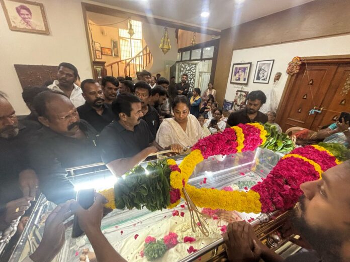 இயக்குநர் இமயம் அப்பா பாரதிராஜா அவர்களின் அன்புமகன், நடிகர்-இயக்குநர் என பன்முகத்திறன் கொண்ட திரைக்கலைஞன், என் ஆருயிர் இளவல் மனோஜ் அவர்களின் எதிர்பாராத திடீர் மறைவு பெரும் அதிர்ச்சியும், மிகுந்த மனவேதனையும் அளிக்கிறது.
சிறுவயது முதலே, குழந்தையாக, சிறுவனாக, இளைஞனாக நான் பார்த்து வளர்ந்த பிள்ளை அன்புத்தம்பி மனோஜ் அவர்கள் இன்று நம்முடன் இல்லை என்பதையே ஏற்க மனம் மறுக்கிறது. திரைக்கலை குறித்த ஆழ்ந்த அறிவும், அசாத்திய திறமையும் கொண்ட தம்பி மனோஜ் அவர்களின் இயக்கத்தில் கடந்த ஆண்டு வெளியான 'மார்கழி திங்கள்' திரைப்படத்தின் இசை வெளியீட்டு விழாவில் கலந்துகொண்டு, தமிழ்த்திரைத்துறையில் சிறந்த இயக்குநராகத் தடத்தைப் பதிக்கவேண்டுமென தம்பியை நான் பேரன்புகொண்டு வாழ்த்தியது நெஞ்சில் நிழலாடுகிறது. திரைத்துறையில் நிறையச் சாதிக்க வேண்டும் என்ற பெருங்கனவும், பற்றுறுதியும் அவருக்குள் இருந்தது. அவையெல்லாம் ஈடேறும் முன்பே நிகழ்ந்துள்ள தம்பியின் மறைவு ஆற்ற முடியாத துயரத்தைத் தருகிறது.
பெற்ற பிள்ளையை இழந்து முற்றாக உடைந்துபோயுள்ள அப்பா பாரதிராஜாவுக்கும், அம்மாவுக்கும், தங்கை நந்தனா, தந்தையை இழந்து தவிக்கும் மகள்கள் ஆர்த்திகா, மதிவதனி ஆகியோருக்கு என்ன ஆறுதல் சொல்லித் தேற்றுவது என்று தெரியாமல் தவிக்கின்றேன்.
தம்பி மனோஜ் அவர்களின் மறைவால் பெருந்துயரில் வாடும் உற்றார் உறவினர்களுக்கும், திரைத்துறை நண்பர்களுக்கும், ரசிகர்களுக்கும் என்னுடைய ஆறுதலைத் தெரிவித்து, இப்பெருந்துயரில் பங்கெடுக்கின்றேன்.
அன்புத்தம்பி மனோஜ் அவர்களுக்கு என்னுடைய கண்ணீர் வணக்கம்!